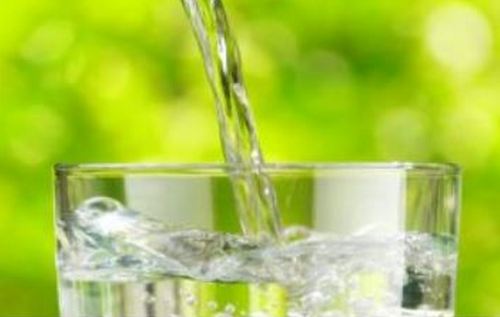 Скільки води треба пити в літню спеку: медики назвали ознаки зневоднення